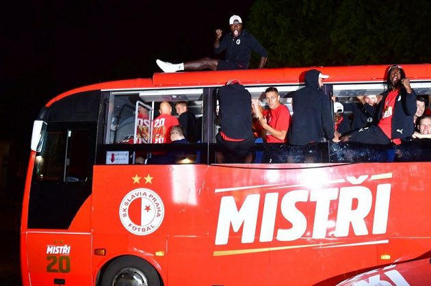 Zhruba kolem desáté hodiny večer vyrazil tým na triumfální jízdu otevřeným autobusem přes město. Vozidlo zdobily nápisy "mistři", klubový znak či dvě zlaté hvězdy, každá z nich symbolizující vždy po 10 titulech.