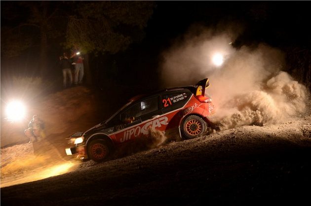Martin Prokop s Fordem Fiesta WRC na trati noční rychlostní zkoušky při Rallye Akropolis.