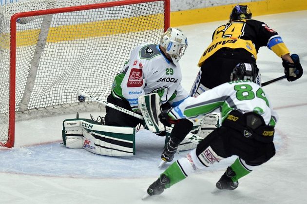 Ondřej Jurčík z Litvínova dává úvodní gól proti Boleslavi, vlevo je brankář Boleslavi Jan Lukáš, vpravo Lukáš Pabiška.