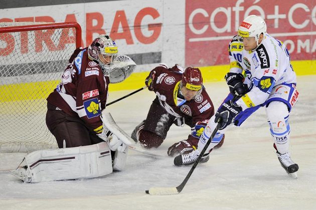Zleva brankář Sparty Tomáš Pöpperle, útočník Tomáš Rolinek a Martin Dočekal z Komety Brno.