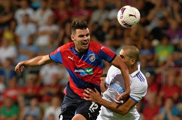 Michal Ďuriš z Plzně (vlevo) bojuje o míč s Tal Ben Chaimem I z Maccabi Tel Aviv.