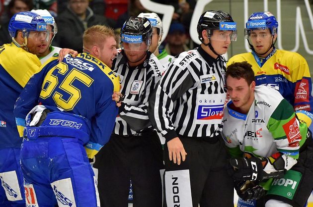 Rozhodčí řeší pěstní souboj Ondřeje Beránka (vpravo) z Karlových Varů a Pavla Sedláčka ze Zlína.