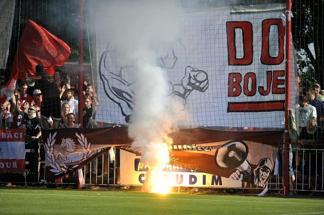 Příspěvek neukázněných diváků k utkání 30. kola druhé fotbalové ligy FK Pardubice - FC Hradec Králové.