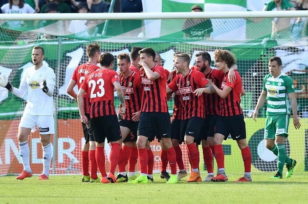 Radost hráčů Opavy, smutek v řadách Bohemians po úvodní trefě Janetzkého. Nakonec ale bylo vše jinak.