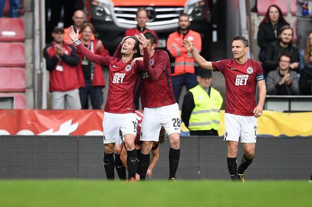 Radost sparťanských fotbalistů po prvním gólu. Zleva střelec Tomáš Rosický, Ondřej Zahustel, vzadu si váže tkaničku Lukáš Mareček a vpravo David Lafata.