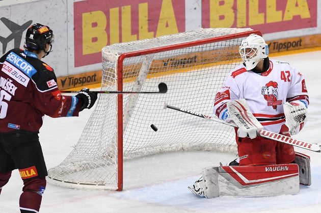 Sparta střílí první gól utkání (Michal Řepík). Vlevo David Tomášek ze Sparty a olomoucký brankář Branislav Konrád.