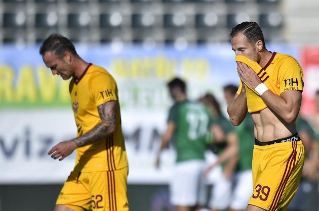 Zklamaní fotbalisté Dukly Martin Jiránek (vlevo) a Jakub Podaný (vpravo) v duelu s Jabloncem.