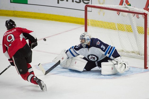 Milan Michálek z Ottawy na svém krajanovi v brance Winnipegu Ondřeji Pavelcovi ztroskotal, stejně jako pět jeho dalších spoluhráčů.
