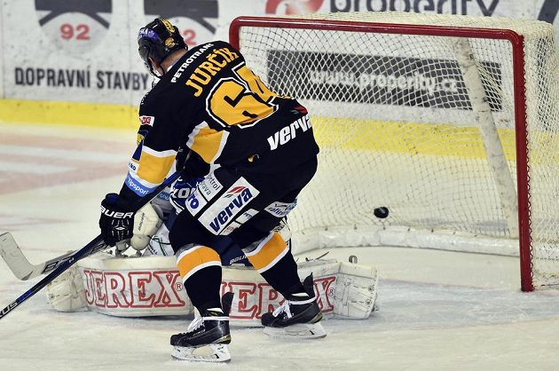 Ondřej Jurčík z Litvínova sleduje puk, který skončil za brněnským brankářem Markem Čiliakem. Gól Vervy dal Filip Pavlík (není na snímku).