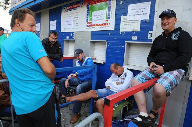 Předprodej vstupenek na zápasy fotbalistů Viktorie Plzně v Lize mistrů pro majitele permanentek začal 8. září na stadiónu ve Štruncových sadech. Někteří z nich si při čekání i pospali.