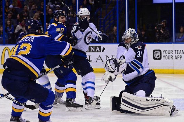 Gólman Winnipeg Jets Ondřej Pavelec zasahuje po závaru v utkání NHL s týmem St. Louis Blues.
