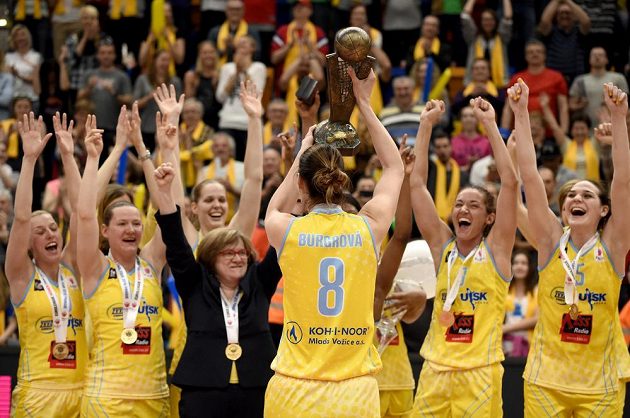 Basketbalistky USK Praha oslavují vítězství ve finále Final Four nad Jekatěrinburgem.