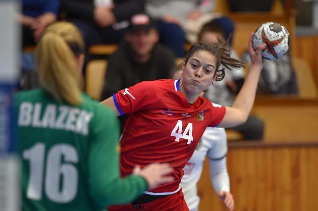 V přípravném turnaji házenkářek O štít města Chebu střílí na rakouskou branku Dominika Zachová.