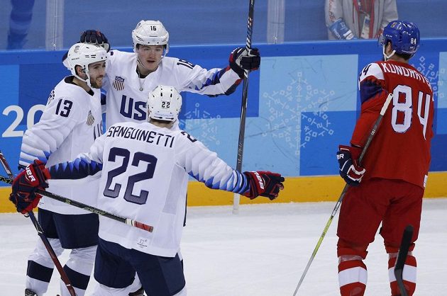 Američan Ryan Donato (č. 16) otevřel skóre olympijského čtvrtfinále s českým týmem. Vpravo obránce Tomáš Kundrátek.