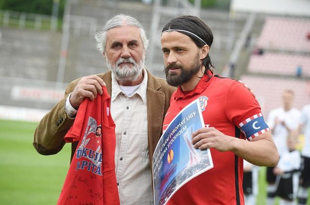 Kapitán Zbrojovky Pavel Zavadil (vpravo) odehrál proti Plzni svůj poslední ligový zápas v Brně.