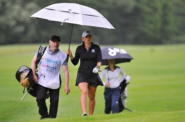 Kateřina Vlašinová při úvodním kole turnaje Tipsport Golf Masters série Ladies European Tour v Dýšině.