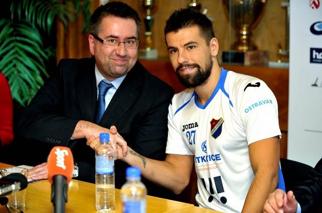 Útočník Milan Baroš si podává ruku s předsedou představenstva Baníku Petrem Šafarčíkem.