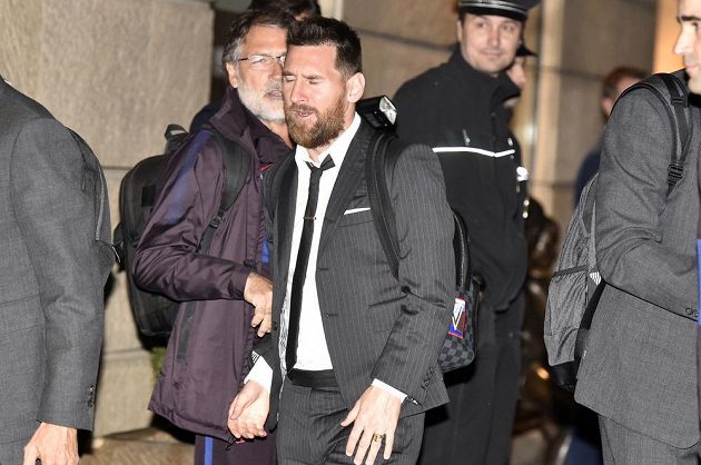 Hvězdný forvard Barcelony Lionel Messi míří do hotelu v Praze před zápasem Ligy mistrů se Slavií.