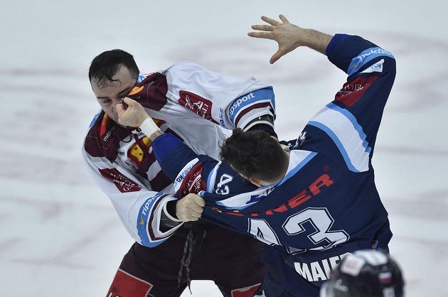 Sparťan Dominik Uher (vlevo) ve rvačce s Patrikem Maierem z Liberce.