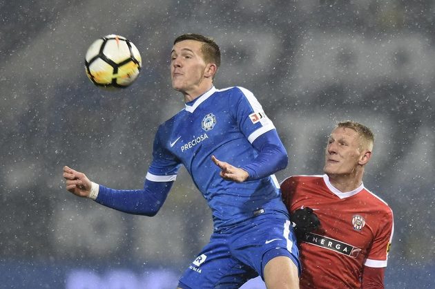 Liberecký fotbalista Ondřej Karafiát je atakován Michalem Škodou ze Zbrojovky v utkání nejvyšší soutěže.