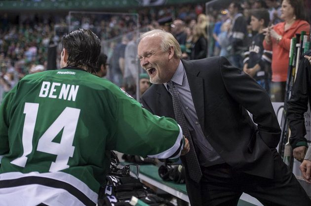 Dallas si právě zajistil vítězství postupu do play off. Naposledy se ho zúčastnil v roce 2008. Na snímku oslavuje trenér Lindy Ruff s kapitánem Jamiem Bennem