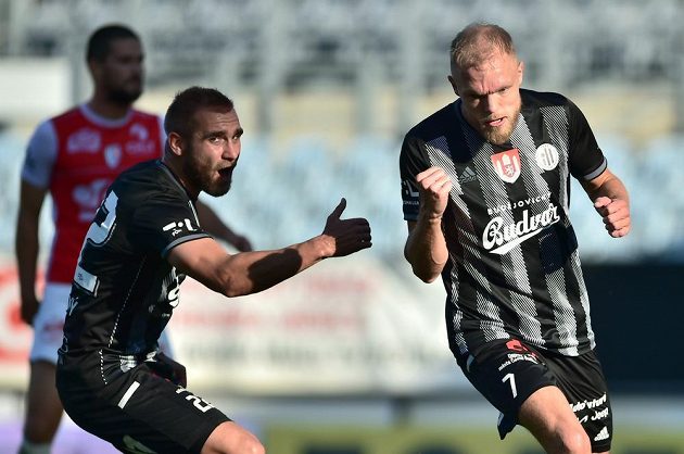 Hráči Budějovic se radují z gólu na 1:1. Zleva Martin Sladký a autor branky Mick van Buren.