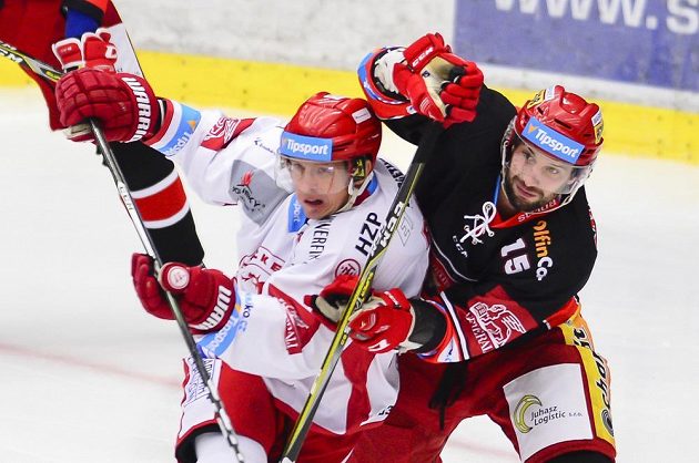 Zleva Daniel Rákos z Třince a Blaž Gregorc z Hradce Králové v pátém kole extraligy.