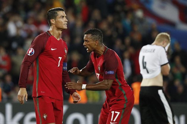 Zklamaný Cristiano Ronaldo zahodil v duelu s Rakouskem pokutový kop, uklidňuje jej spoluhráč Nani.