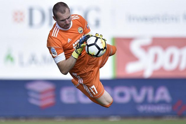 Zlínský brankář Stanislav Dostál v akci během utkání 5. kola první fotbalové ligy v Jablonci.