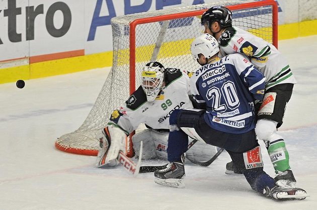 Plzeňský útočník Tomáš Sýkora (uprostřed) v souboji s mladoboleslavským obráncem Václavem Kočím. Vlevo je gólman Středočechů Martin Růžička.