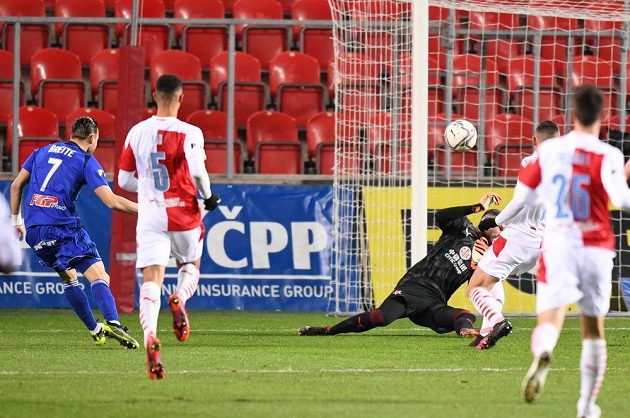 Olomoucký fotbalista vRadim Breite střílí gól na hřišti Slavie v nejvyšší soutěži.