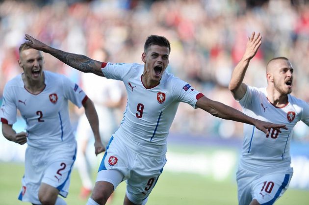 Zleva Pavel Kadeřábek, Jan Kliment a Jiří Skalák po jedné z branek českého týmu proti Srbům.