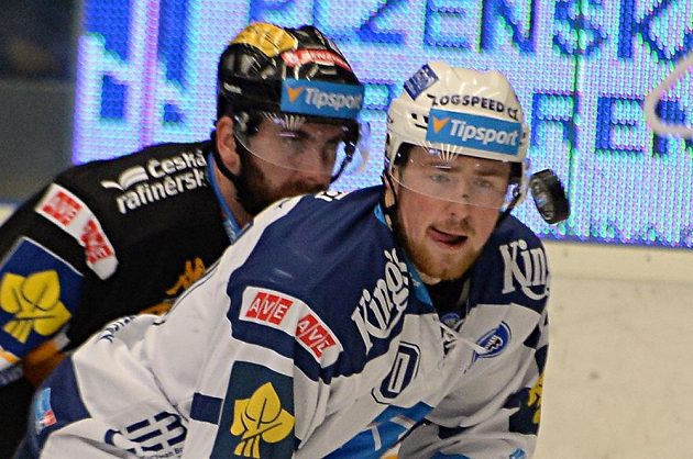 Plzeňský útočník Jakub Lev (vpravo) a litvínovský forvard Lukáš Vantuch v zápase 31. kola hokejové Tipsport extraligy.