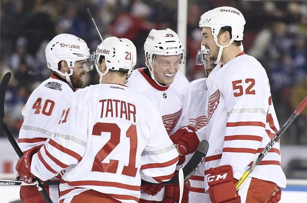 Detroitský Tomáš Tatar (číslo 21) slaví se spoluhráči gól Anthonyho Manthy (39) v utkání proti Torontu.