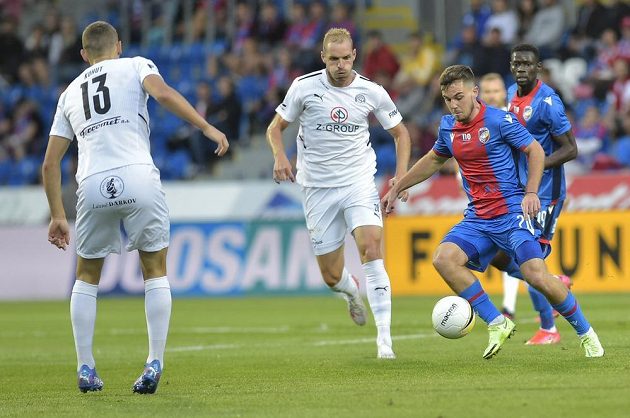 Plzeňský Pavel Bucha proniká k brance Slovácka během utkání nejvyšší soutěže.