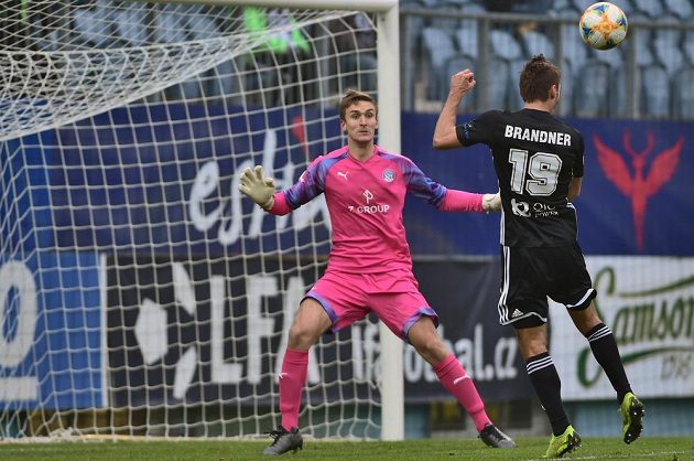 Zleva brankář Slovácka Matouš Trmal a Patrik Brandner z Českých Budějovic v utkání 16. kola fotbalové ligy.
