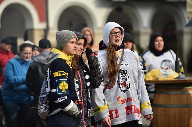 Fanoušci Bílých Tygrů sledovali třetí zápas finále extraligy s Brnem na velkoplošné obrazovce umístěné před libereckou radnicí.