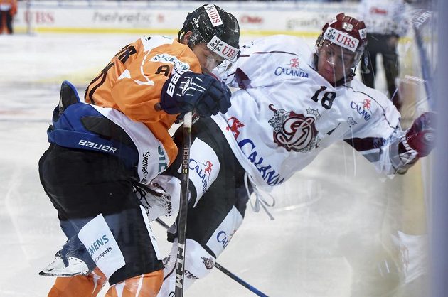 Český útočník Tomáš Vincour (vlevo) z HPK Hämeenlinna v souboji s Georgijsem Pujacsem z Rigy.