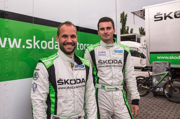 Jan Kopecký a navigátor Pavel Dresler (vlevo) se chystají k potvrzení domácí neporazitelnosti.