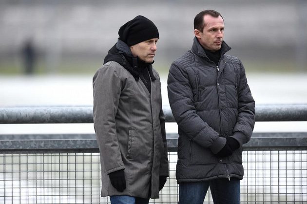 Trenéři Pavel Hapal (vlevo) a Radoslav Látal sledují přípravné utkání Sparta - Trnava.