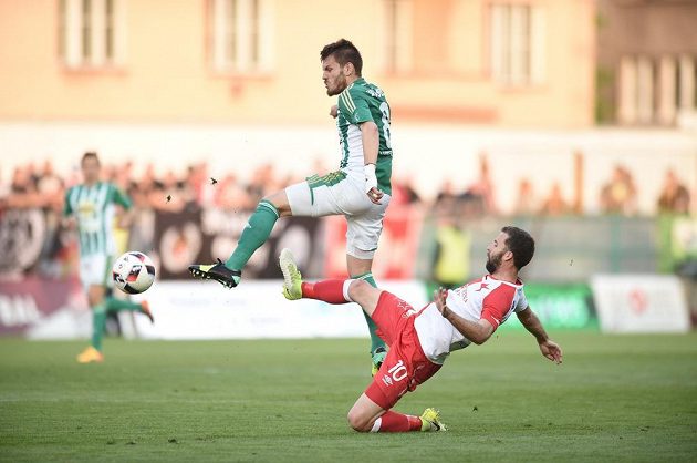 Josef Hušbauer ze Slavie zastavuje soupeře z Bohemians během vršovického derby, které se hrálo v 27. kole nejvyšší soutěže.