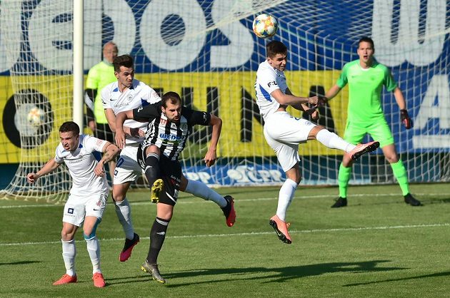David Ledecký (v černobílém) z Českých Budějovic mezi hráči Liberce. Zleva Tomáš Malinský, Taras Kačaraba, Michal Fukala a brankář Filip Nguyen.