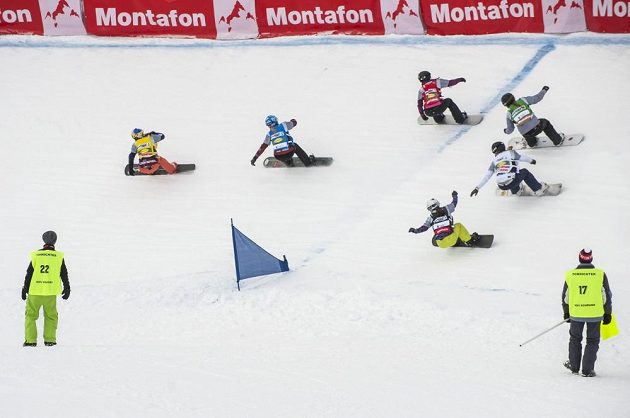 Snowboardkrosařka Eva Samková v čele závodu.