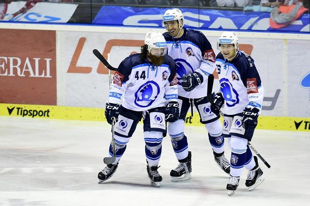 Plzeňští hokejisté (zleva) Ryan Hollweg, Michal Moravčík a Tomáš Mertl se radují z třetího gólu na ledě Pardubic.
