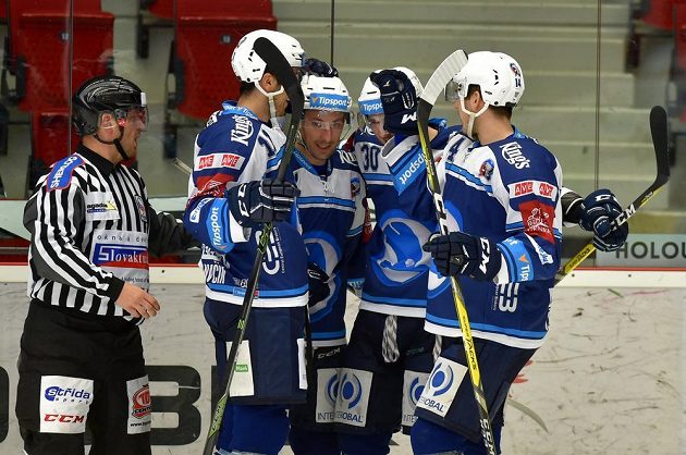 Plzeňský útočník Jakub Lev (druhý zprava) slaví se spoluhráči gól na ledě Karlových Varů v zápase 37. kola hokejové Tipsport extraligy.