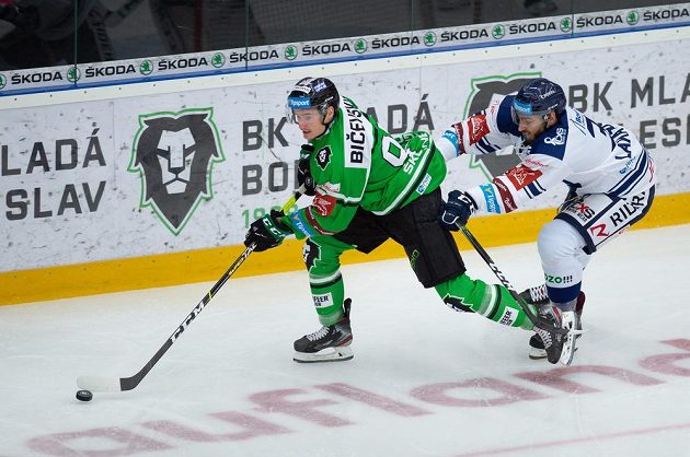 Vlevo Maris Bičevskis z Mladé Boleslavi, vpravo Dominik Lakatoš z Vítkovic v akci během extraligového utkání.