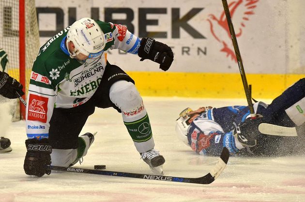 Karlovarský obránce Vladimír Sičák (vlevo) a Jakub Koreis z Plzně v zápase 37. kola hokejové Tipsport extraligy.