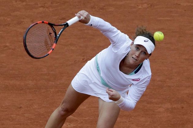 Australanka Samantha Stosurová servíruje v zápase se Španělkou Garbiňe Muguruzaovou v semifinále French Open.