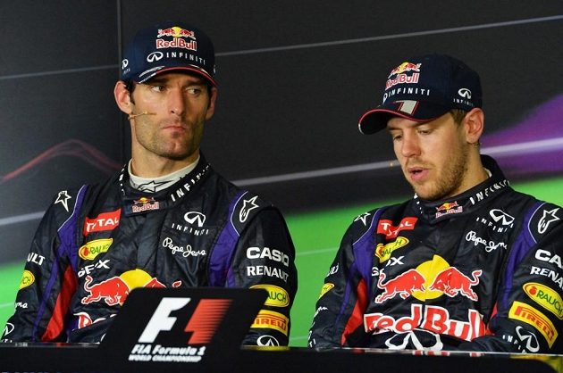 Mark Webber (vlevo) propichuje očima svého stájového kolegu ze stáje Red Bull Sebastiana Vettela na tiskové konferenci po Velké ceně Malajsie.