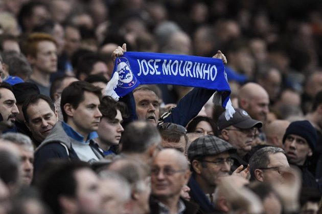 Fanoušci Chelsea drží šálu vyjadřující podporu bývalému trenérovi José Mourinhovi.